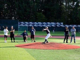 安全で教育水準の高いカナダの高校でプレーする!
